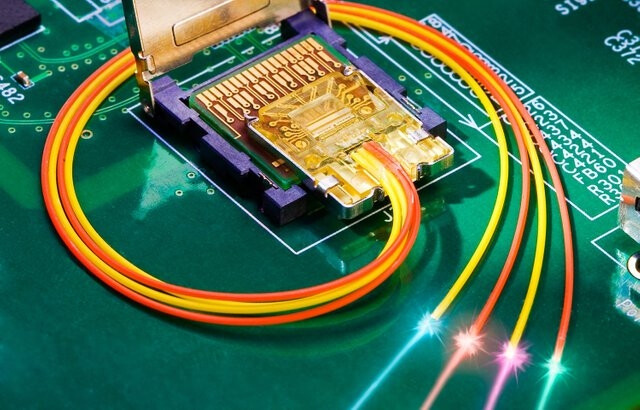科技东风｜网传华为Mate 60手机壳、红米一加“打起来”、PCIe计划引入光传输