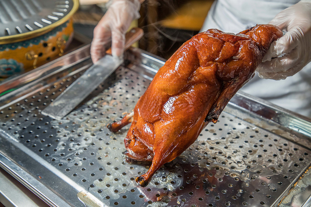滋滋冒油的北京烤鸭 ©摄图网