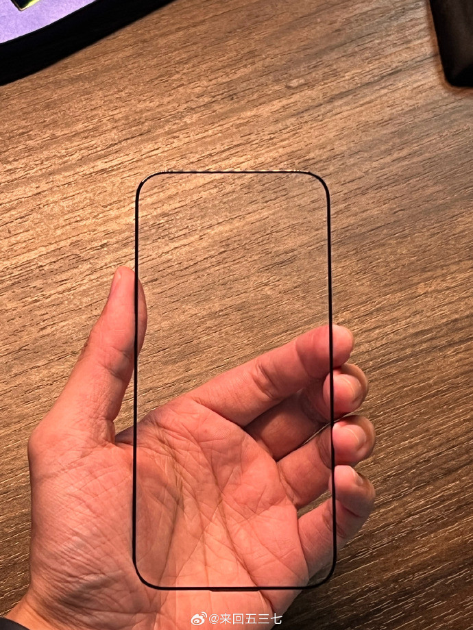 iPhone 15 Pro 钢化膜曝光：弧边微曲设计、全系屏幕边框收窄