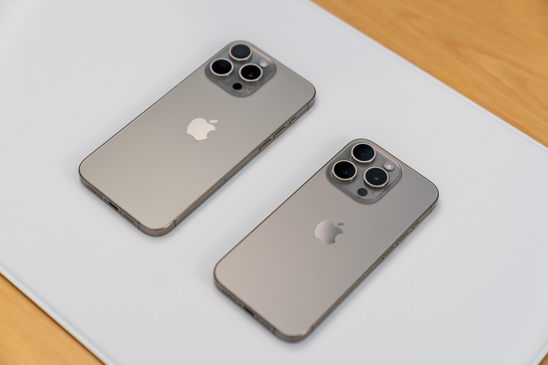 原色钛金属配色的iPhone 15 Pro和iPhone 15 Pro Max
