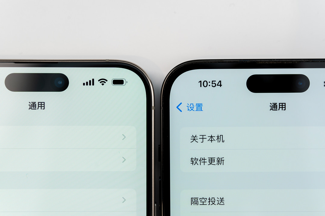 左：iPhone 15 Pro Max；右：iPhone 14 Pro Max