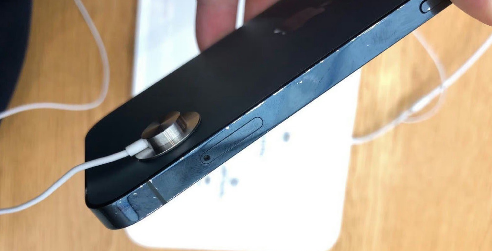 苹果承认iPhone 15 Pro会沾指纹，轻轻擦拭即可
