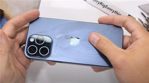 苹果 iPhone 15 Pro Max 暴力测试：玻璃背板被掰碎，屏幕+中框完好