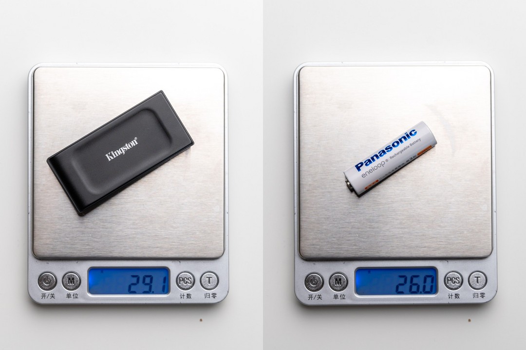 XS1000的重量和一枚5号电池对比