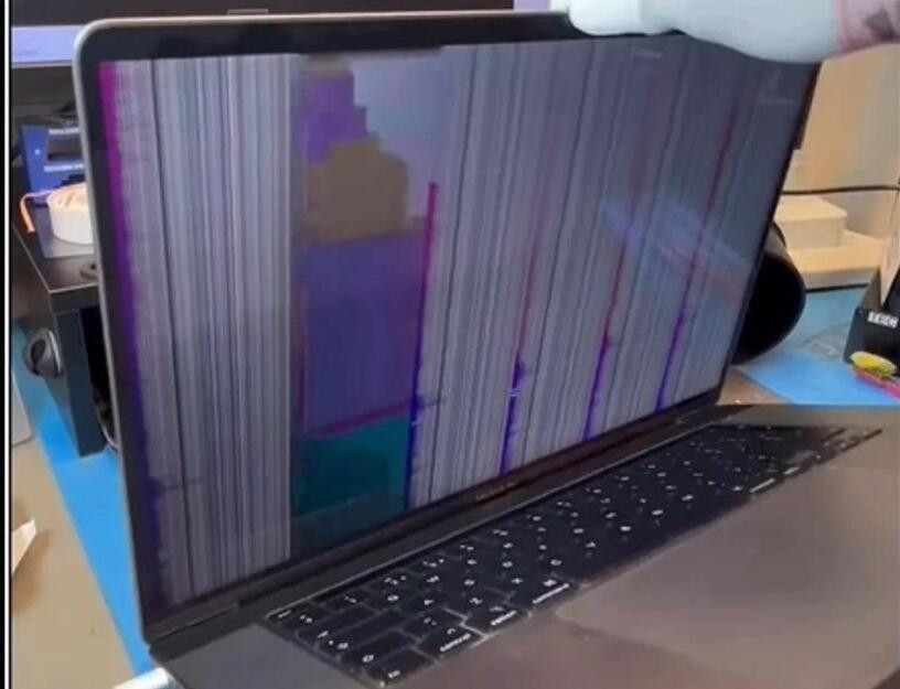 苹果MacBook Pro被爆“灰尘门”，屏幕出现紫色垂直线
