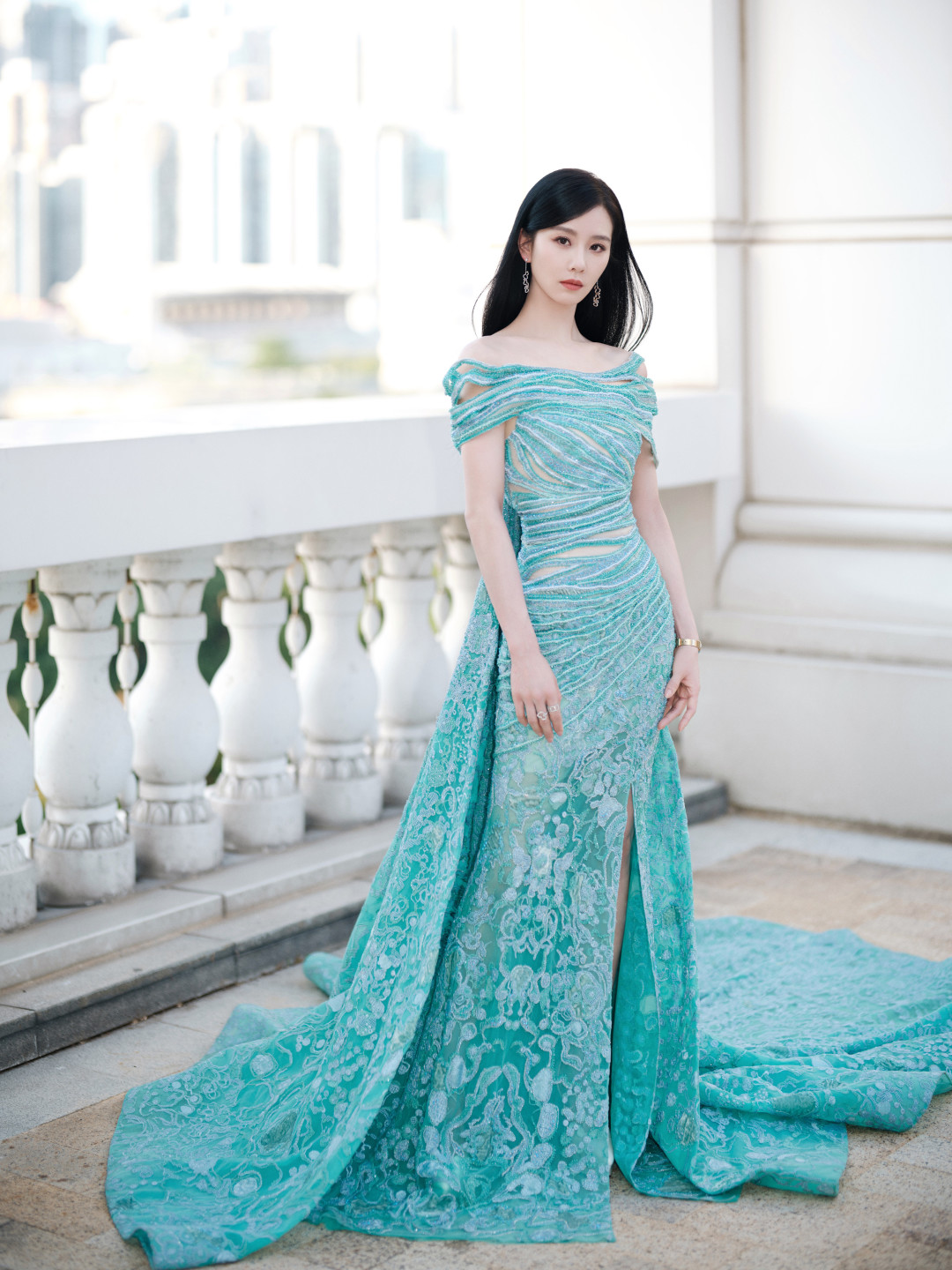 杨幂羽毛裙压轴,直击白敬亭宋轶红毯之秀,爱奇艺尖叫夜明星穿搭时尚