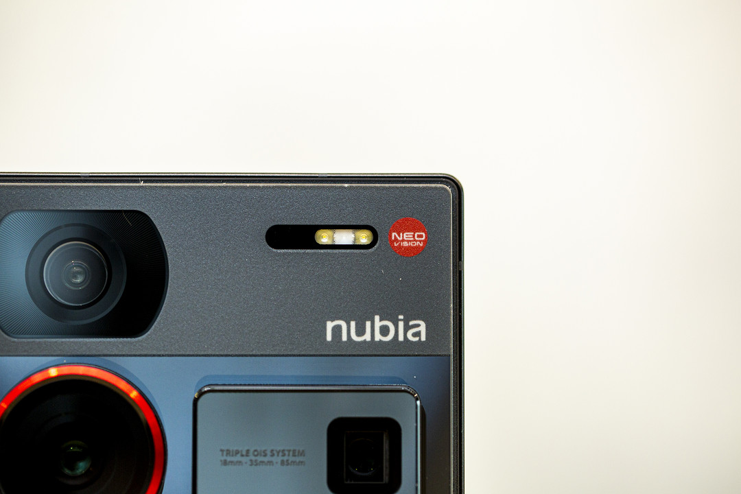 PhoneTalk：一眼爱上这块真全面屏，努比亚 Z60 Ultra首发开箱体验
