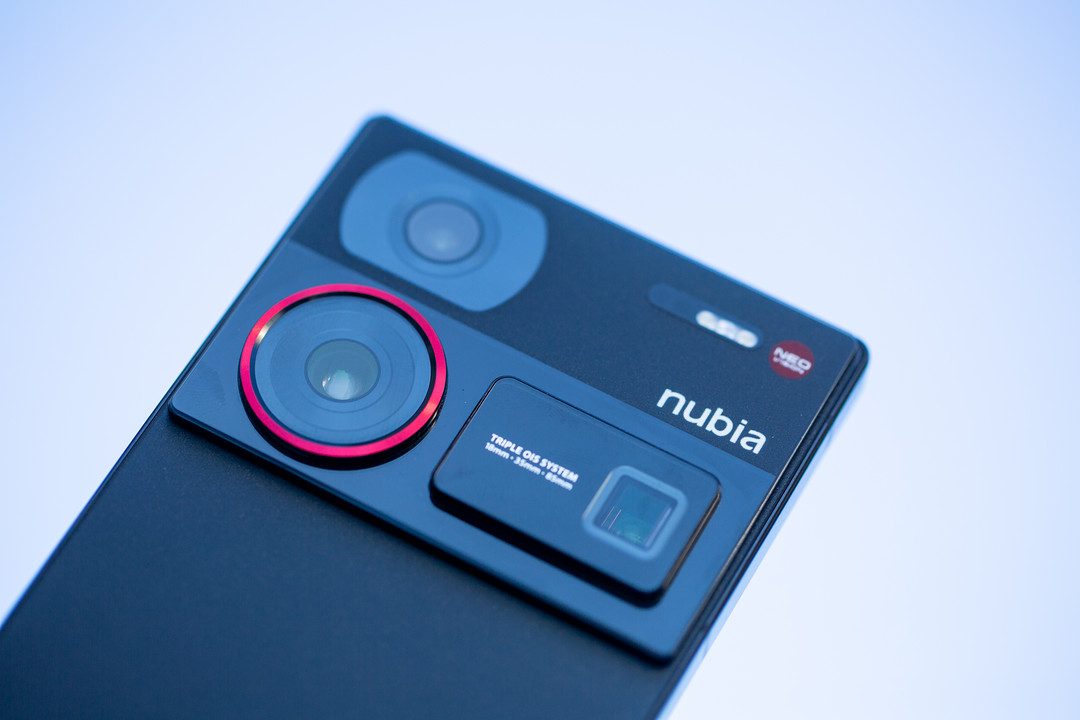 PhoneTalk：一眼爱上这块真全面屏，努比亚 Z60 Ultra首发开箱体验