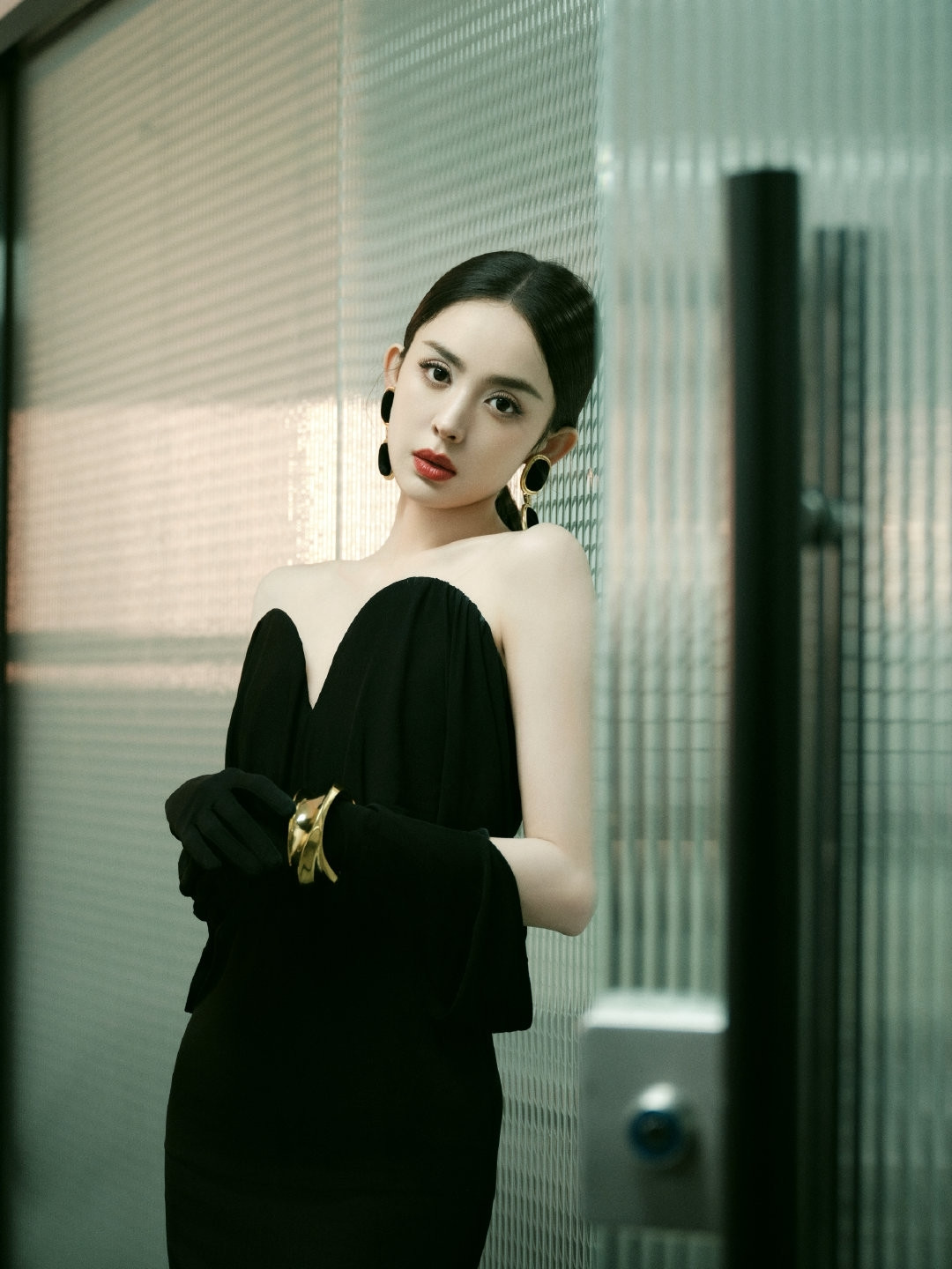 >服饰鞋包>女装>文章详情>今晚的微博之夜首先霸占热榜的是古力娜扎