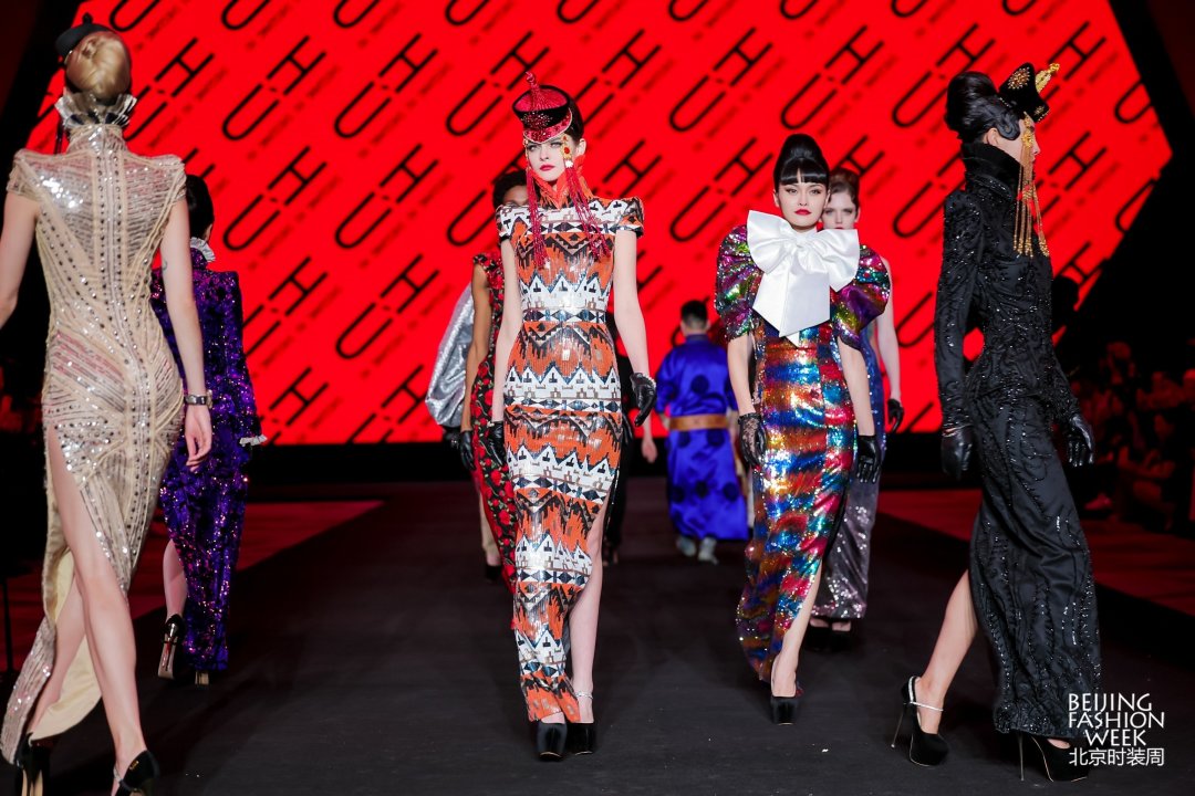 北京时装周胡社光百件旗袍秀穿梭在中式旗袍上的民族文化