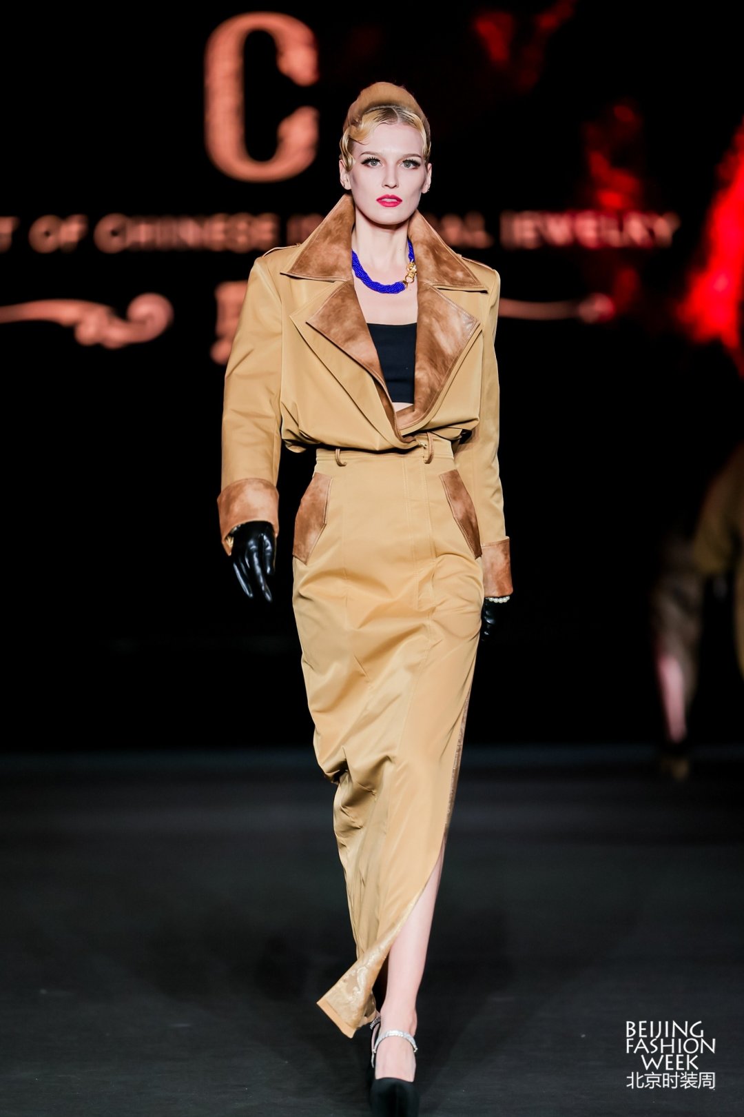 北京时装周胡社光百件旗袍秀穿梭在中式旗袍上的民族文化