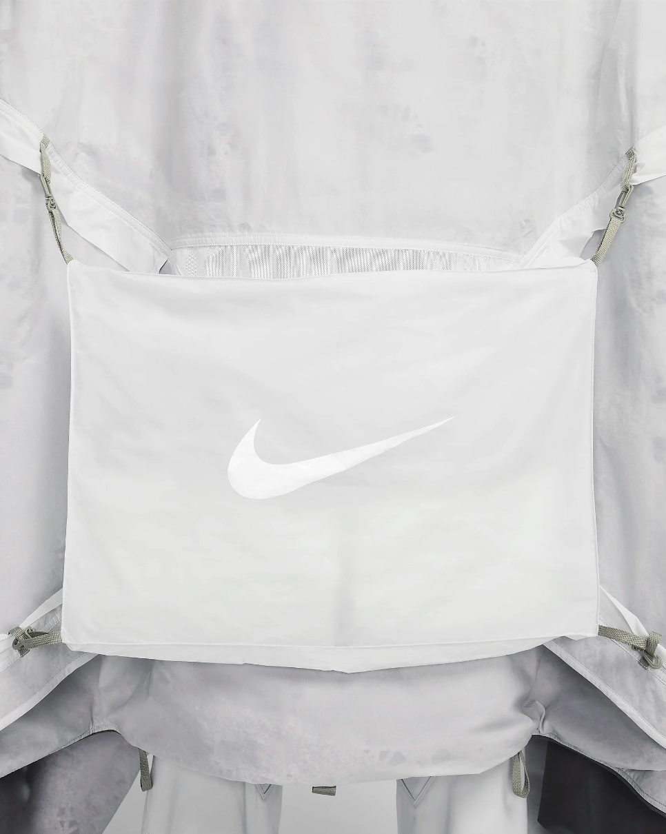 既是帐篷也是斗篷？！Nike ISPA 推出 Metamorph Poncho 两用斗篷