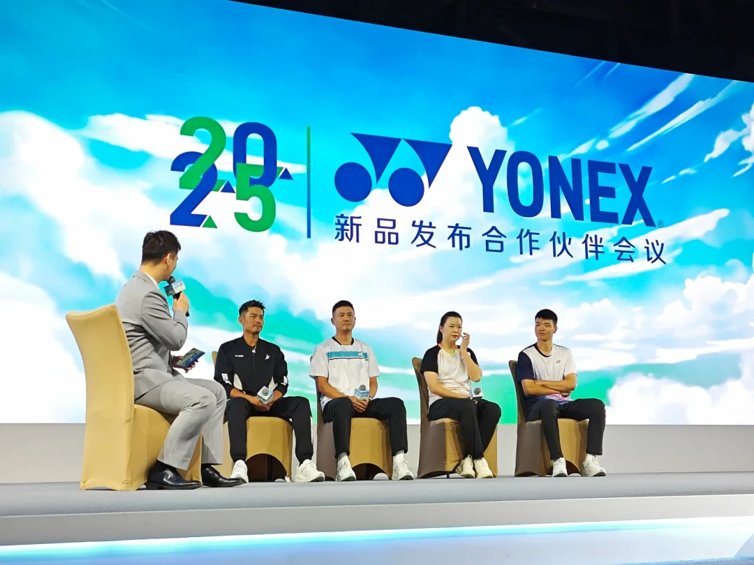 从左到右依次是，林丹、蔡赟、李雪芮、王懿律