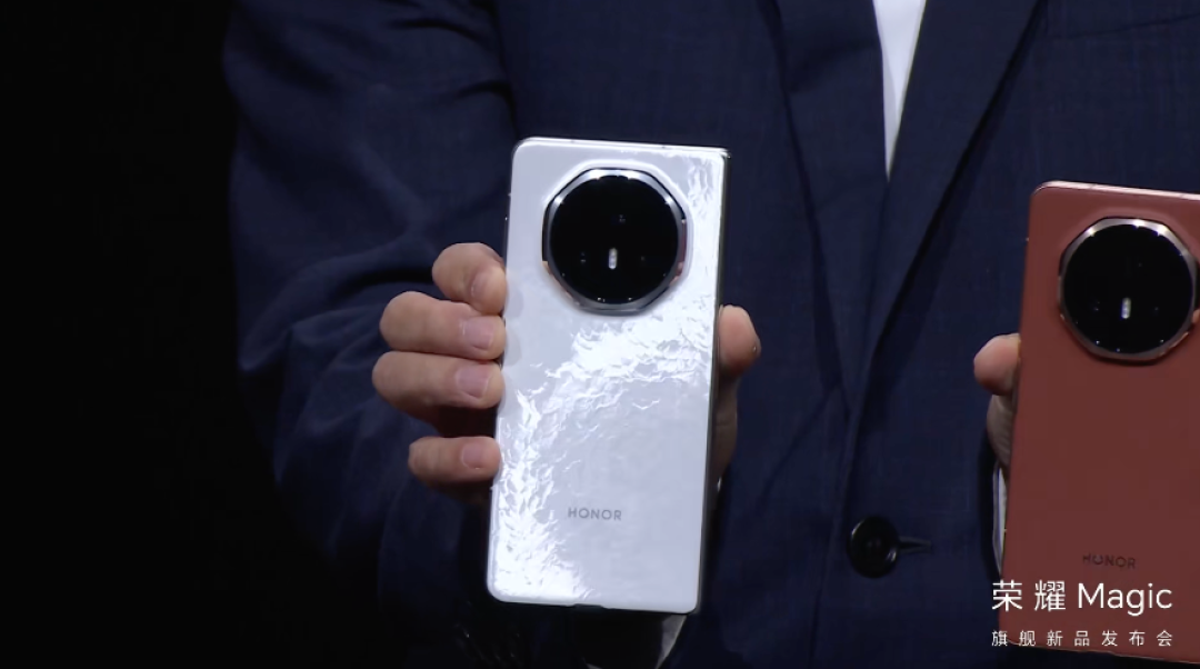 荣耀 Magic V3/Vs3 发布：9.2mm轻薄、2.5m防水、双向卫星无网导航、纯钛VC