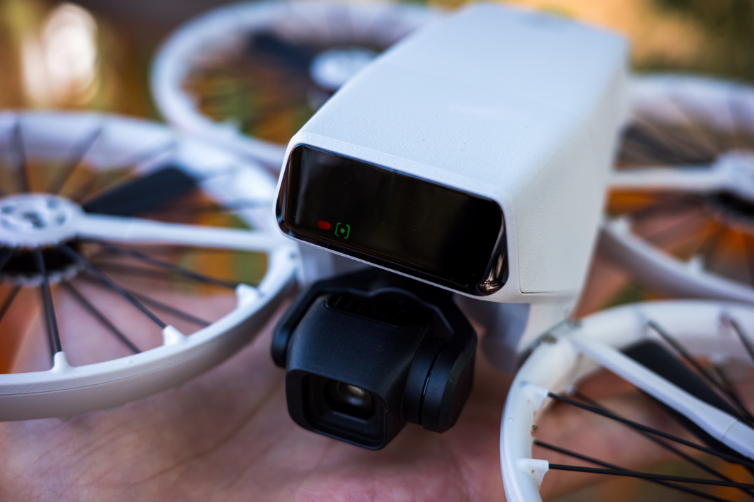DJI Flip机身正面设计加入3D ToF避障传感器